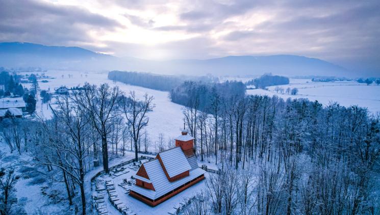 TĚŠÍNSKÉ SLEZSKO NEJVÝCHODNĚJI POLOŽENÁ TURISTICKÁ OBLAST ČESKA, KTERÁ SE MŮŽE PYŠNIT NEJEN KRÁSNOU BESKYDSKOU PŘÍRODOU A PESTROU HISTORIÍ, ALE TAKÉ JEDINEČNOU DŘEVĚNOU ARCHITEKTUROU.