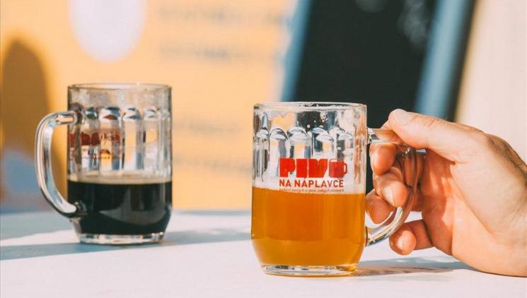 Červnový festival Pivo na Náplavce představí 40 minipivovarů