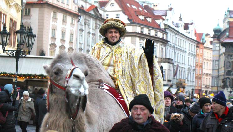 Tři králové na velbloudech projdou historickým centrem Prahy