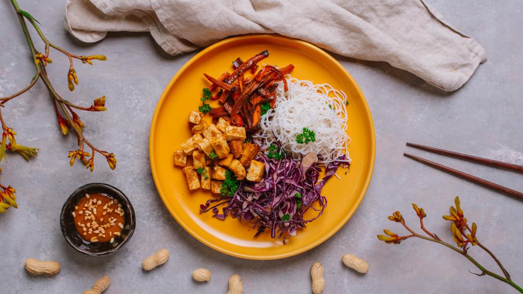 ntfy-v-label-spring-rolls-salad-czyli-salatka-z-makaronem-ryzowym-tofu-marchewka-czerwona-kapusta-prazonymi-orzeszkami-ziemnymi-sos-orzechowo-sojowy-l-2.jpg