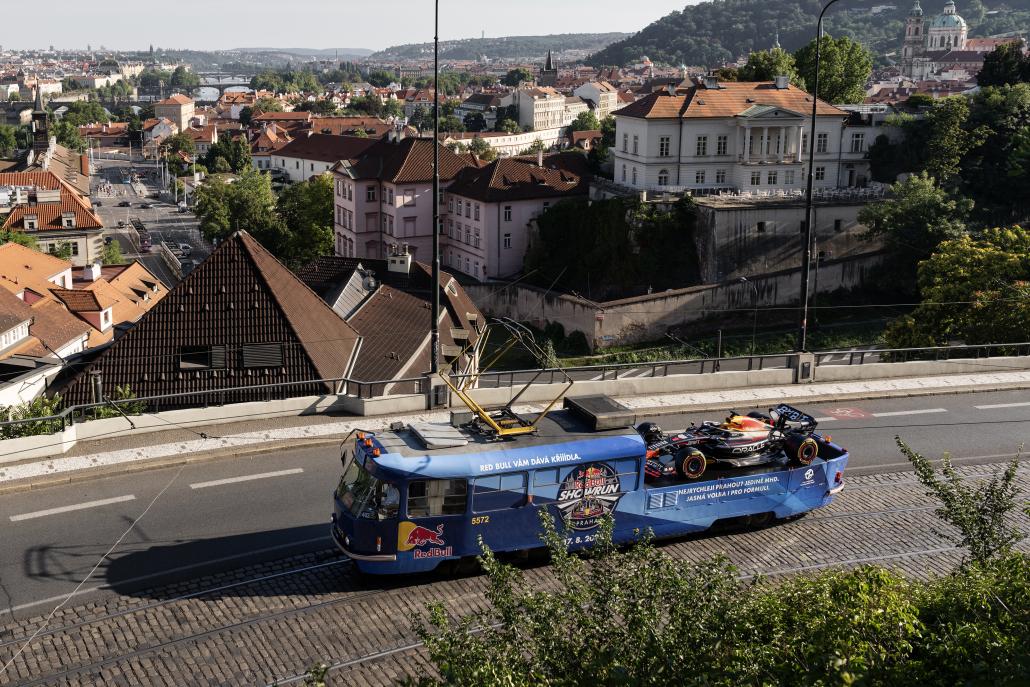 red-bull-showrun-formule-se-projela-tramvaji-prahou-04-zdroj-red-bull-cz-jan-kasl.jpg