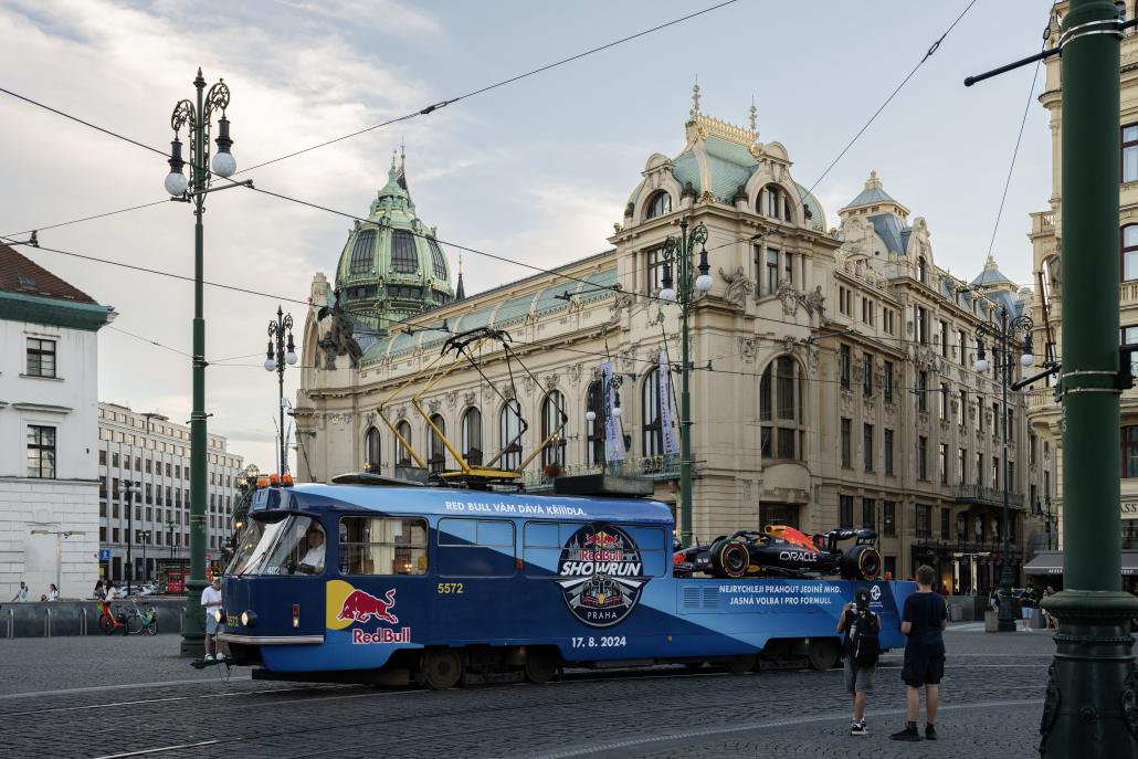 red-bull-showrun-formule-se-projela-tramvaji-prahou-06-zdroj-red-bull-cz-jan-kasl.jpg