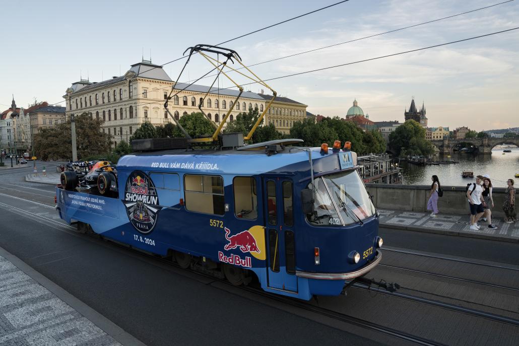 red-bull-showrun-formule-se-projela-tramvaji-prahou-07-zdroj-red-bull-cz-jan-kasl_1.jpg