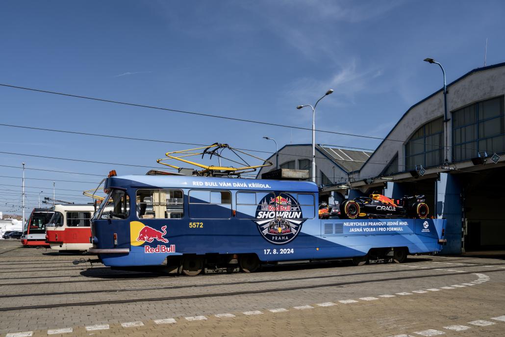 red-bull-showrun-formule-se-projela-tramvaji-prahou-09-zdroj-red-bull-cz-jan-kasl.jpg