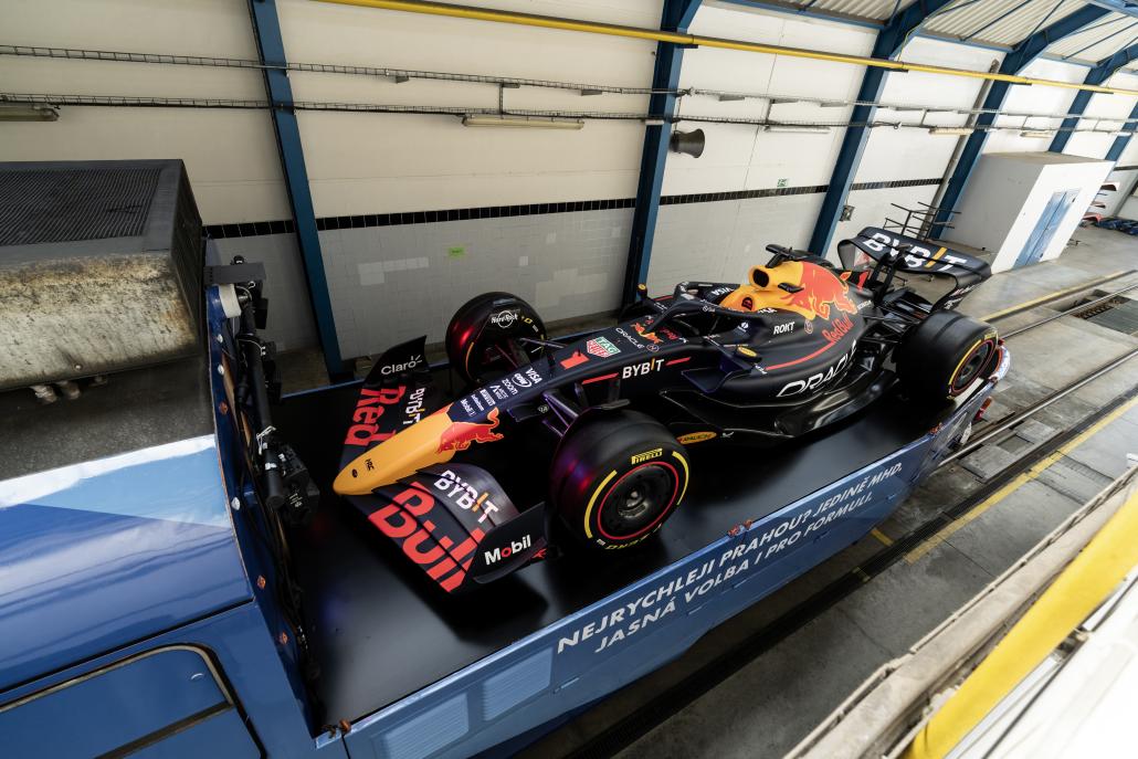 red-bull-showrun-formule-se-projela-tramvaji-prahou-10-zdroj-red-bull-cz-jan-kasl_1.jpg