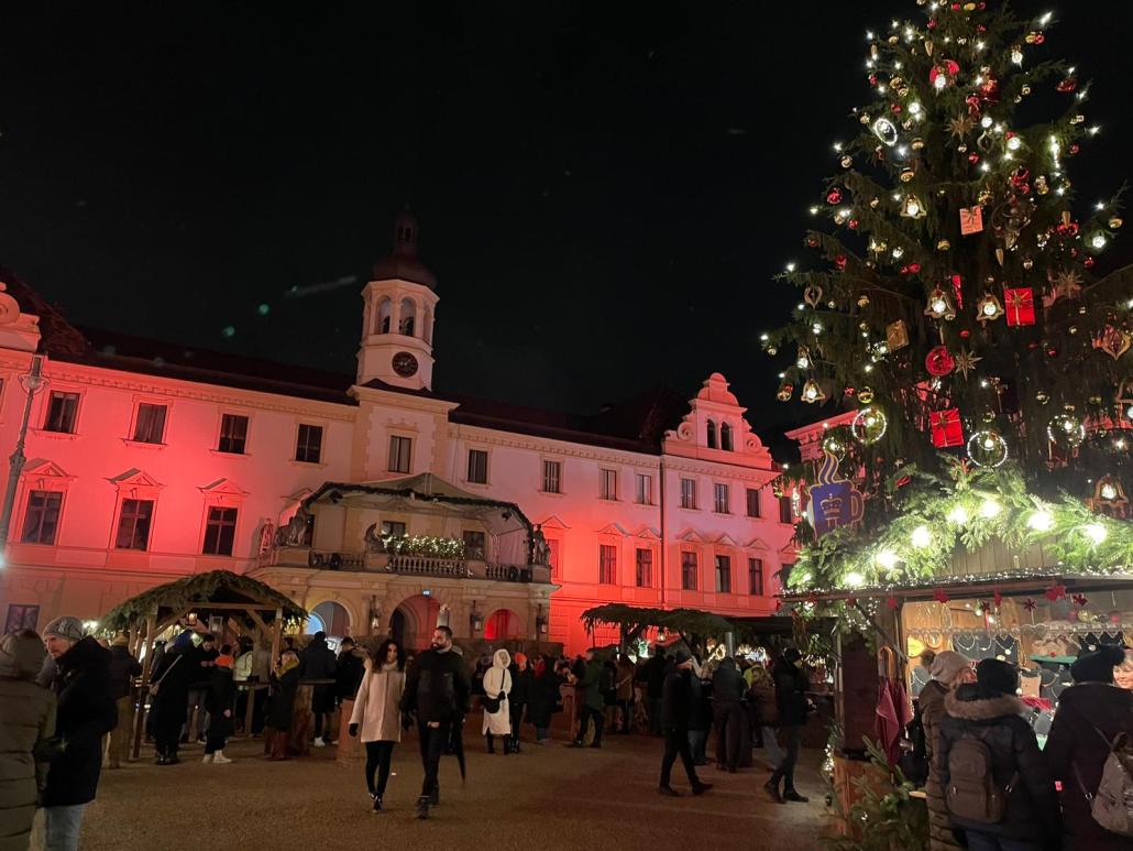 romantischer-weihnachtsmarkt-auf-schloss-tutcrtg-daniela-wiese.jpg